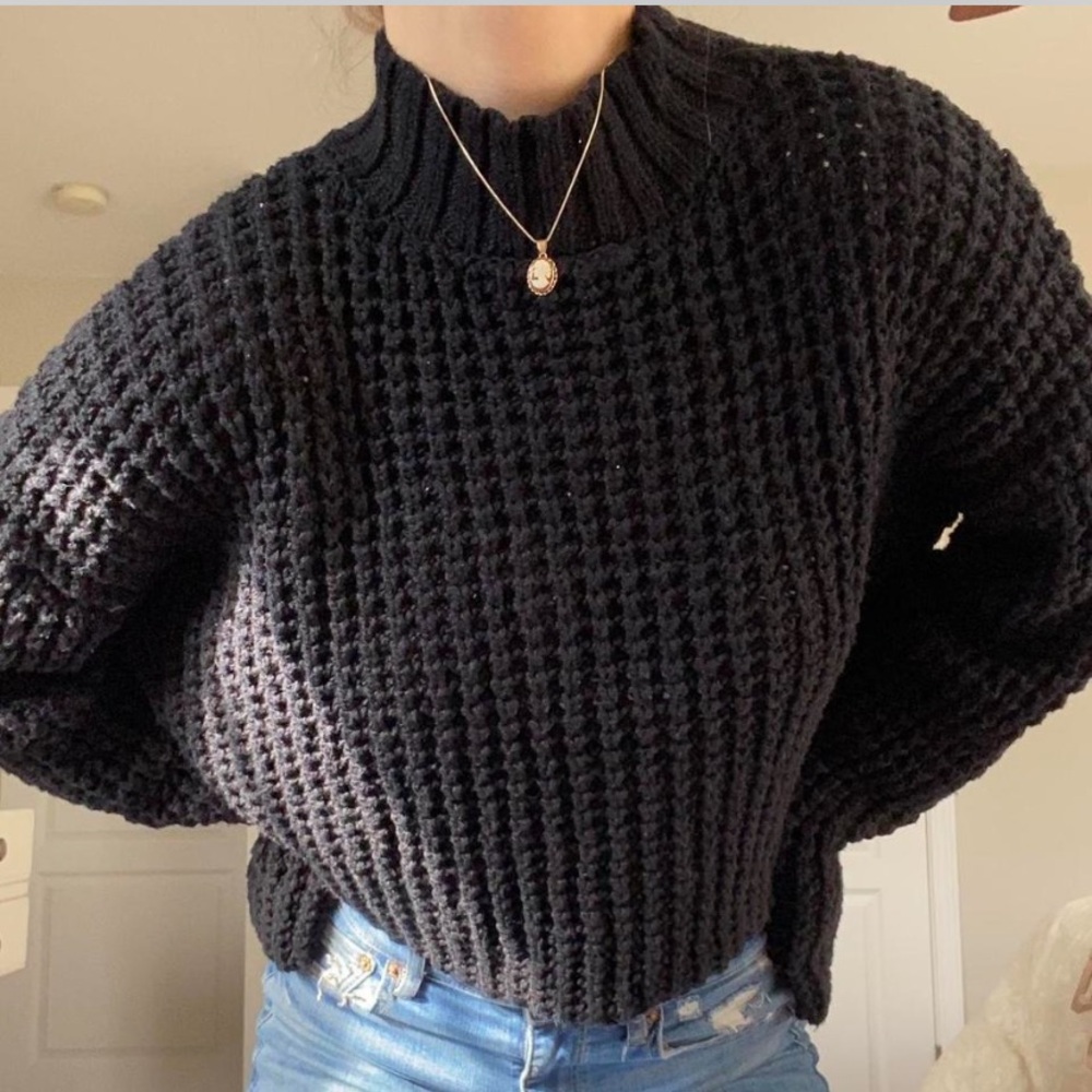 NEVER WORN: Black cozy & cropped F21 sweater